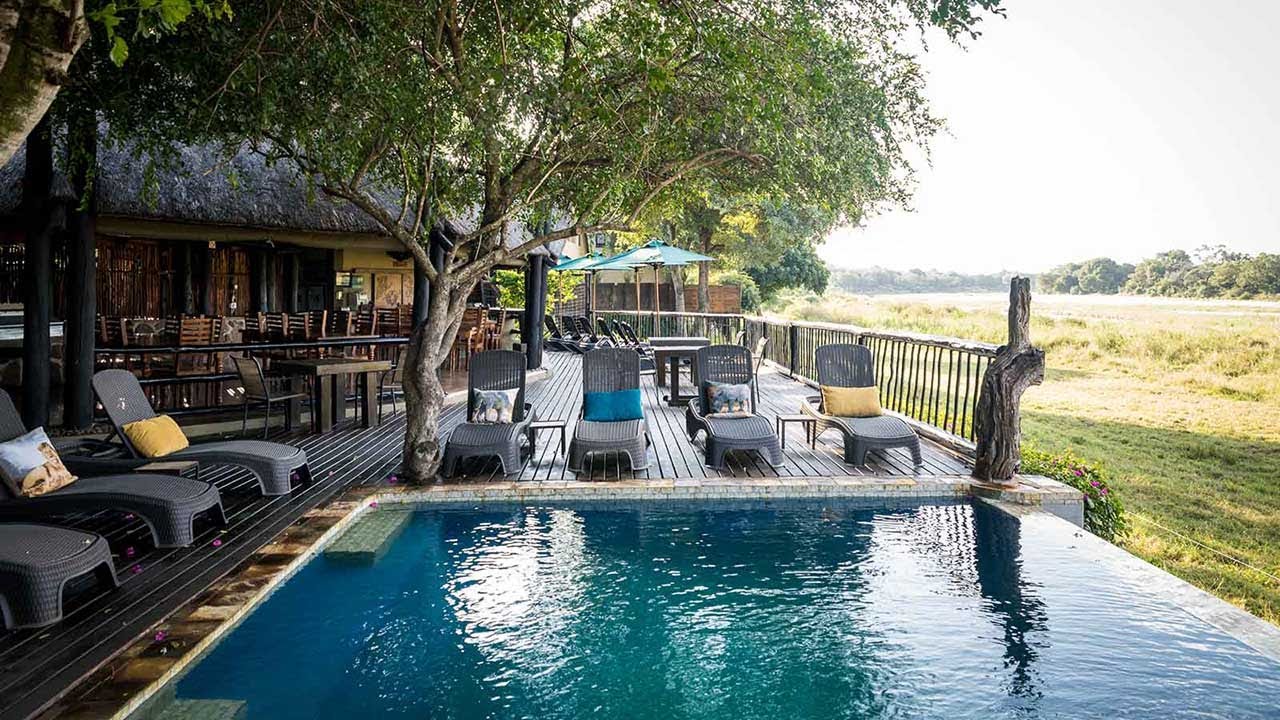 Umkumbe Safari Lodge Riverside: Lodge Info
